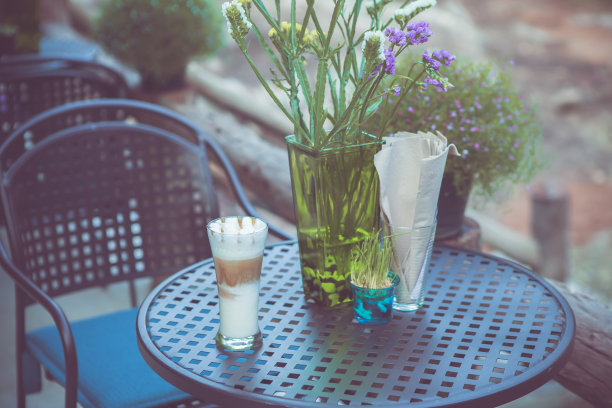 桌上的咖啡杯，复古复古的色调图片下载