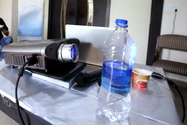 投影仪和迈克在桌子上做演示图片下载