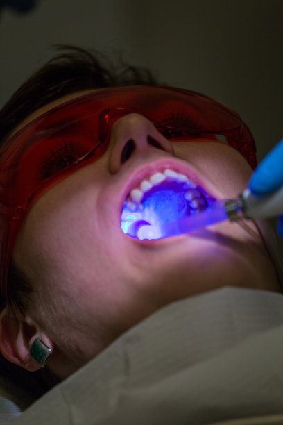 戴牙套图片下载