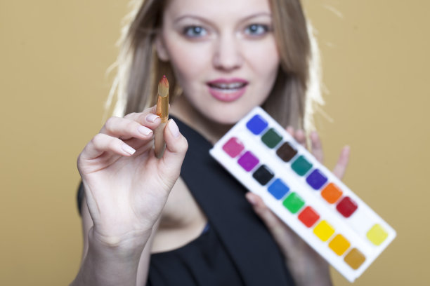 拿着油漆和刷子的女人图片下载