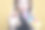 拿着油漆和刷子的女人图片下载