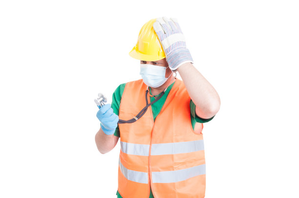 困惑的医生或医务人员穿着建筑工人的衣服图片下载