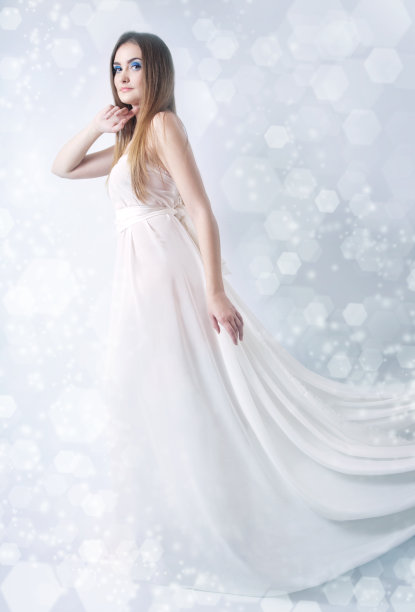 冬天美丽的年轻女子肖像图片下载