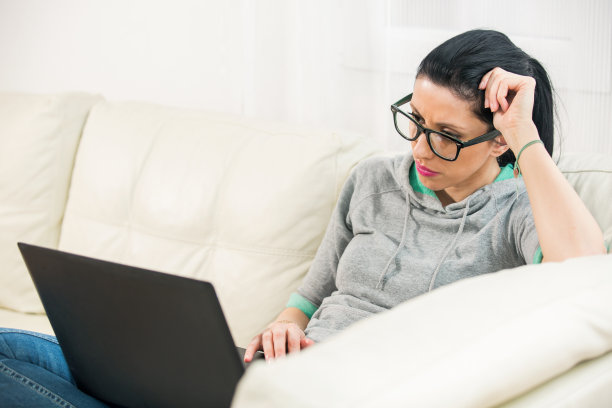 在家里放松的时候用笔记本电脑的女人图片下载