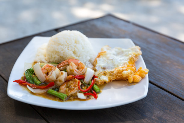 米饭配上炒虾和罗勒图片下载