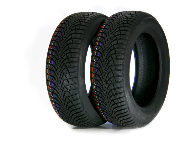 两个冬用轮胎图片下载