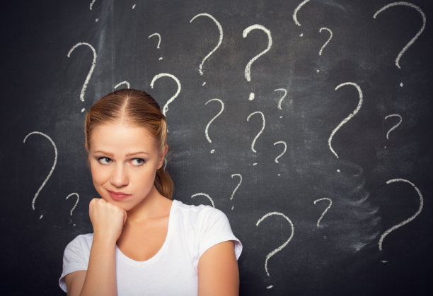 女人的概念和黑板上的问号图片下载