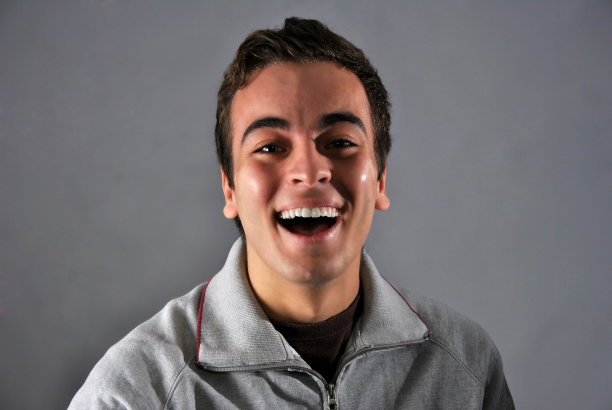 年轻人脸上洋溢着幸福的表情图片下载