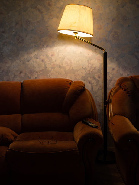 落地灯下的休息椅图片下载