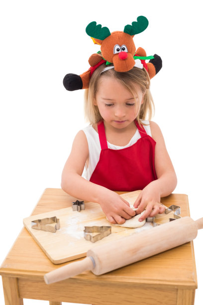 喜庆的小女孩在做饼干图片下载