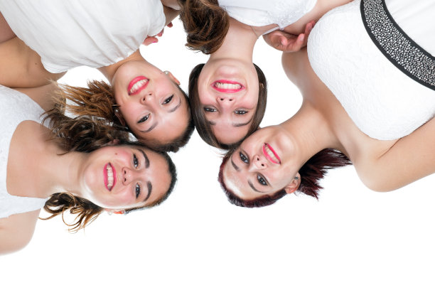 四个人的女朋友一起去。图片下载