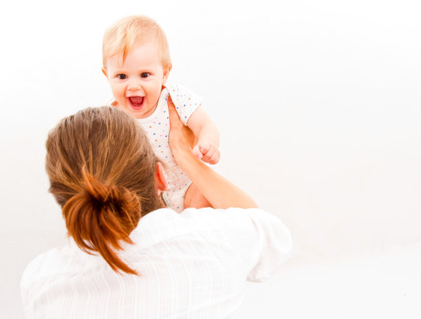 母亲抚养她的孩子图片下载