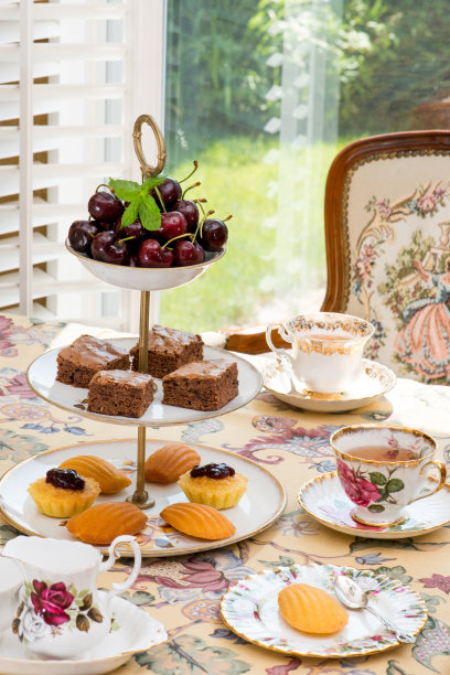 复古/复古风格茶几上的蛋糕。图片下载