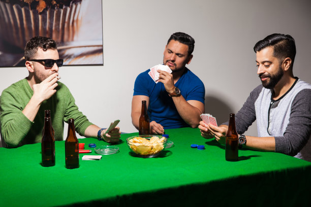 朋友们在家里玩扑克图片下载