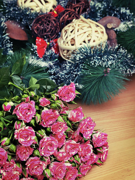 背景装饰上的一束粉色玫瑰图片下载