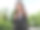拿着公文包的年轻女商人图片下载