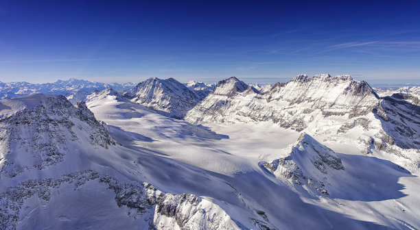 少女峰地区冬季冰川谷地直升机景观图片下载