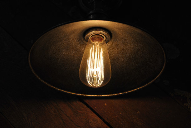 旧的白炽灯泡图片下载