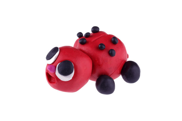 从橡皮泥中分离的瓢虫在白色背景上图片下载