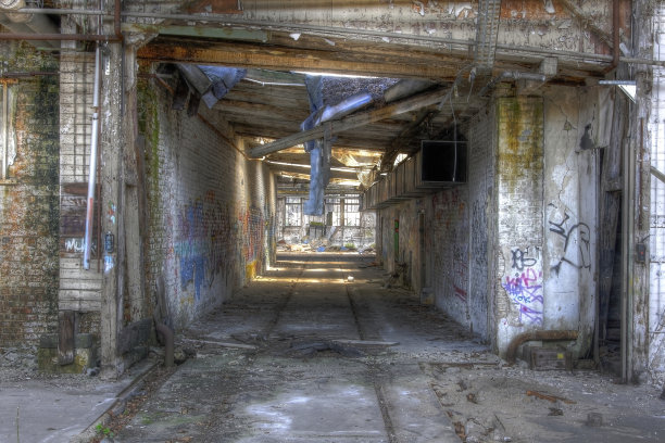 有铁轨的废弃通道图片下载