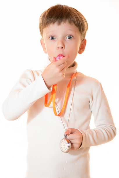 那个男孩用秒表和哨子向教练训话图片下载