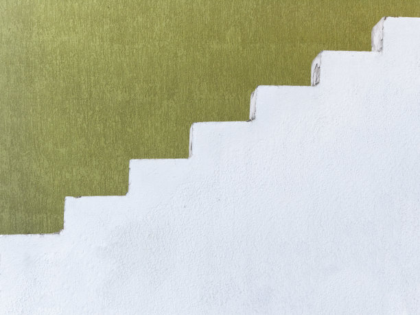 白色的篱笆对着绿色的墙图片下载