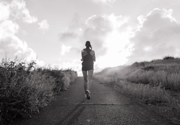 积极运行的女孩图片下载