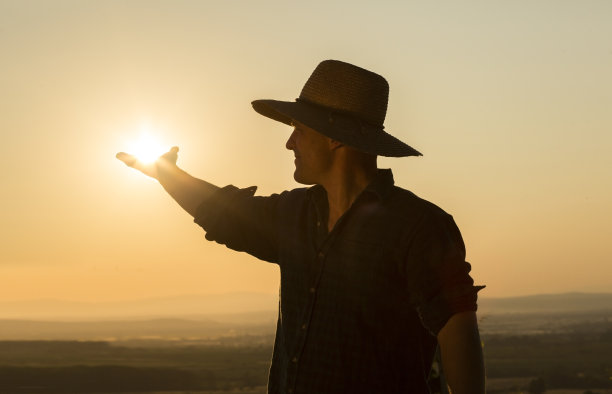 手里拿着一个太阳图片下载