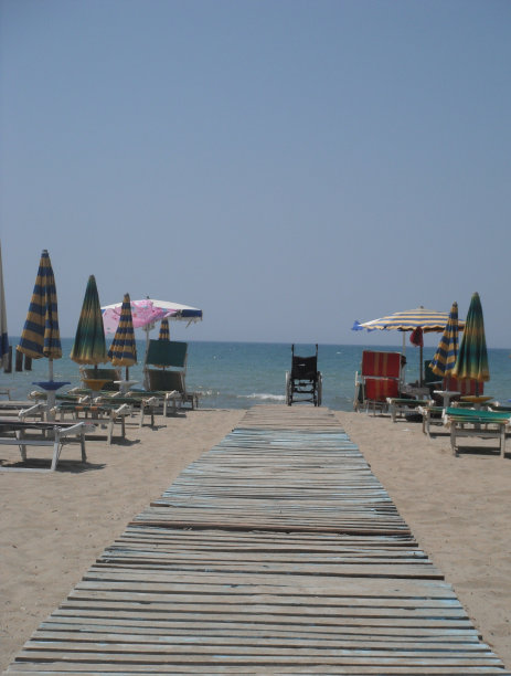 人行道通向大海图片下载