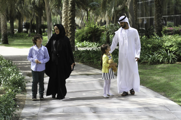 在草地上行走图片下载