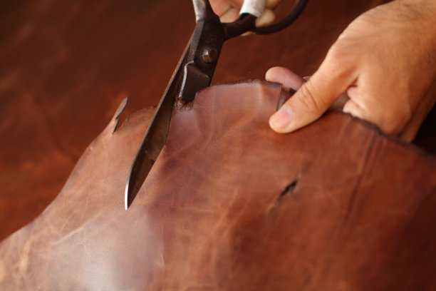 在纺织厂裁剪动物皮素材图片