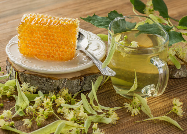 金色的蜂巢，蜂蜜和茶菩提花图片下载