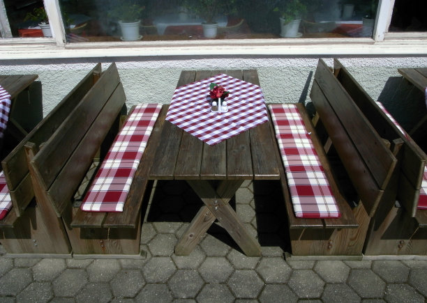 带桌子的木凳图片下载