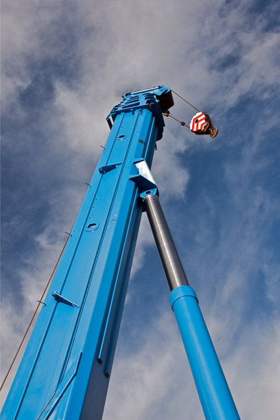 繁荣的汽车起重机图片下载