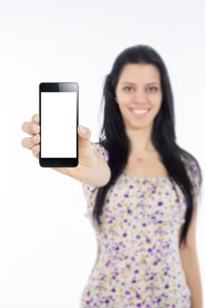 年轻女子使用智能手机图片下载