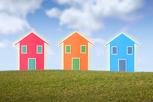 三栋孤立的小房子坐落在一座有复印空间的山上图片下载