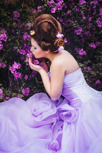 穿粉红长袍的女人图片下载