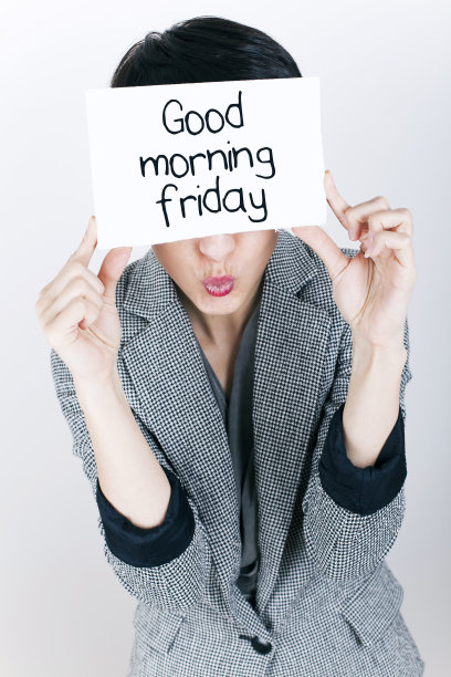 拿着星期五早上好字条的女商人图片下载