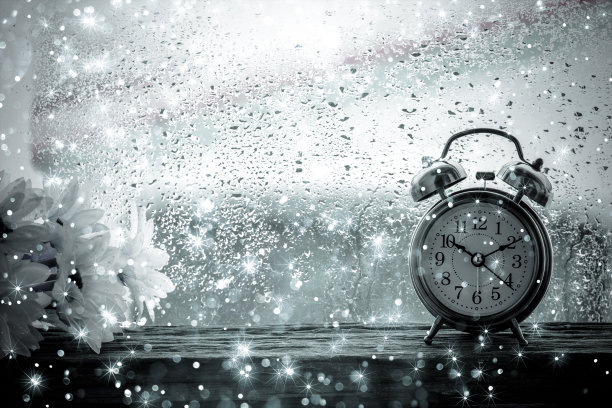 桌上有闹钟，上午10点10分，雨天窗口图片下载