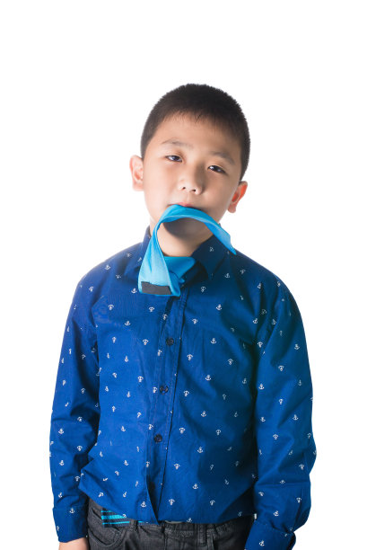 严肃的亚洲男孩与领带在他的嘴孤立图片下载