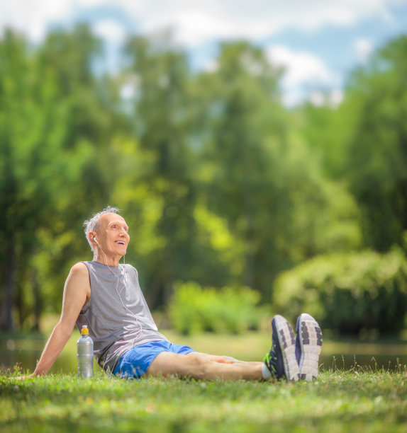 一个活跃的老人坐在公园里图片下载