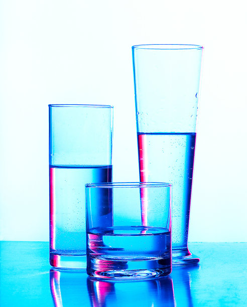 蓝色背景下的一杯水图片下载