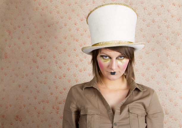 戴着白色大礼帽的女人，化妆很有创意图片下载