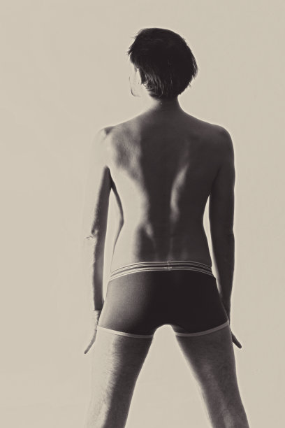 年轻美丽的裸男图片下载