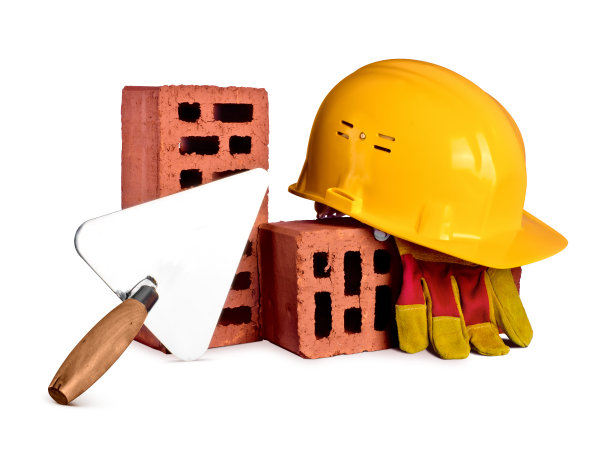 砖块，泥铲和头盔在白色孤立的背景图片下载
