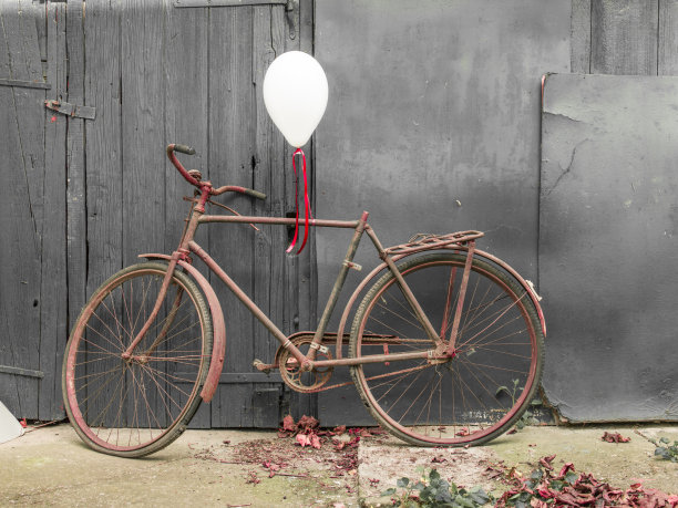 旧的生锈的自行车装饰，亲密的图片为贺卡图片下载