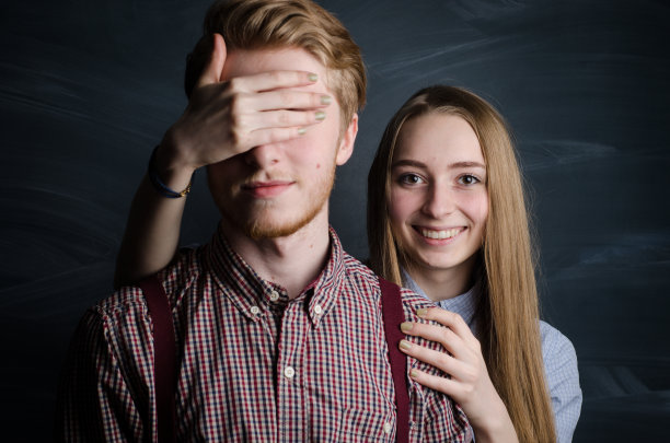 年轻可爱的一对金发和红头发的工作室肖像图片下载