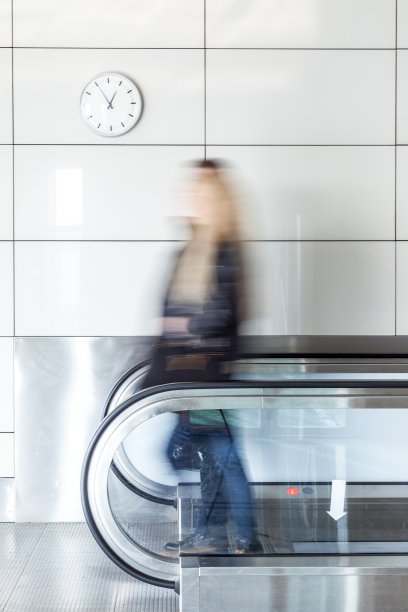 人行道上的行人图片下载