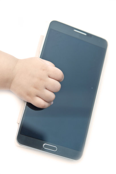 婴儿抱着智能手机孤立在白色背景图片下载