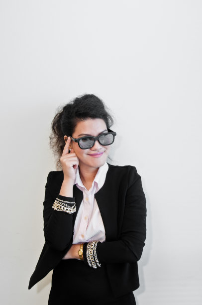 商务女性戴着时尚的太阳镜在白色的背景图片下载